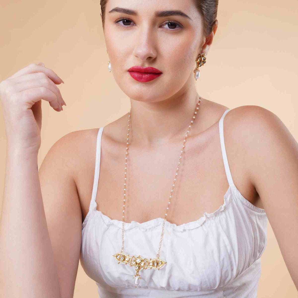 Inaya pearl necklace with pendant and matching earrings