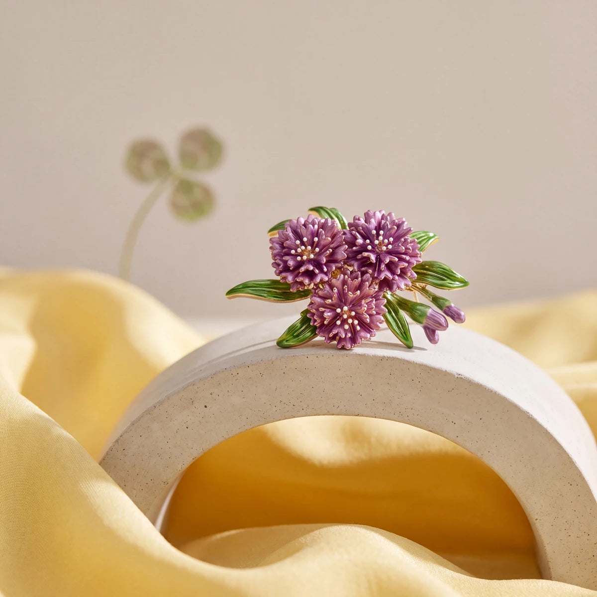 Hortensia hydrangea brooch for women, gold-tone - RANGREZ