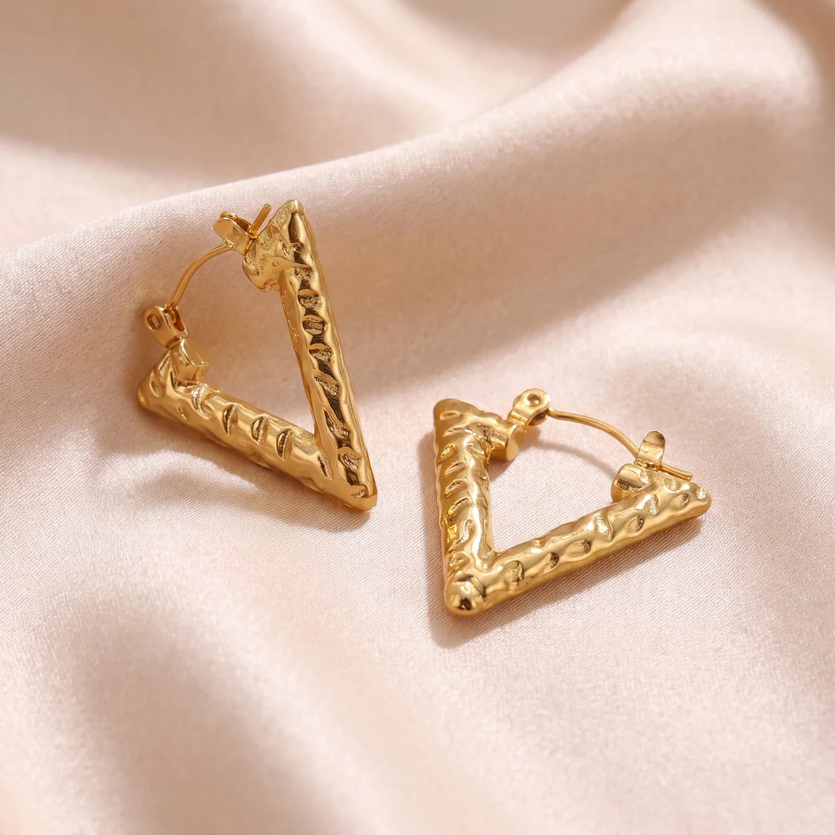 Delta triangle hoop earrings for women, gold-tone - RANGREZ (view 3)