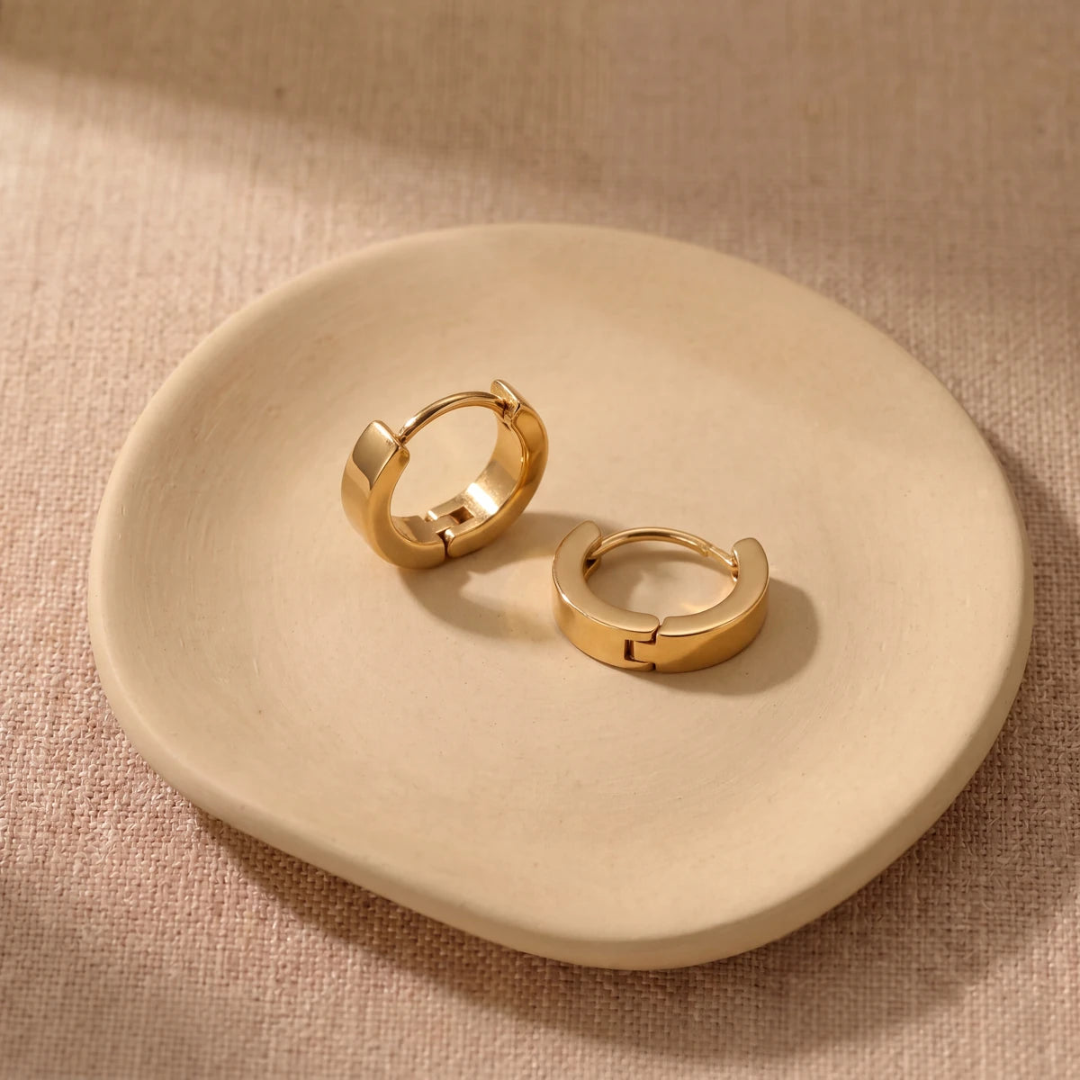 Kira thick huggie earrings for women, gold-tone - RANGREZ (view 4)
