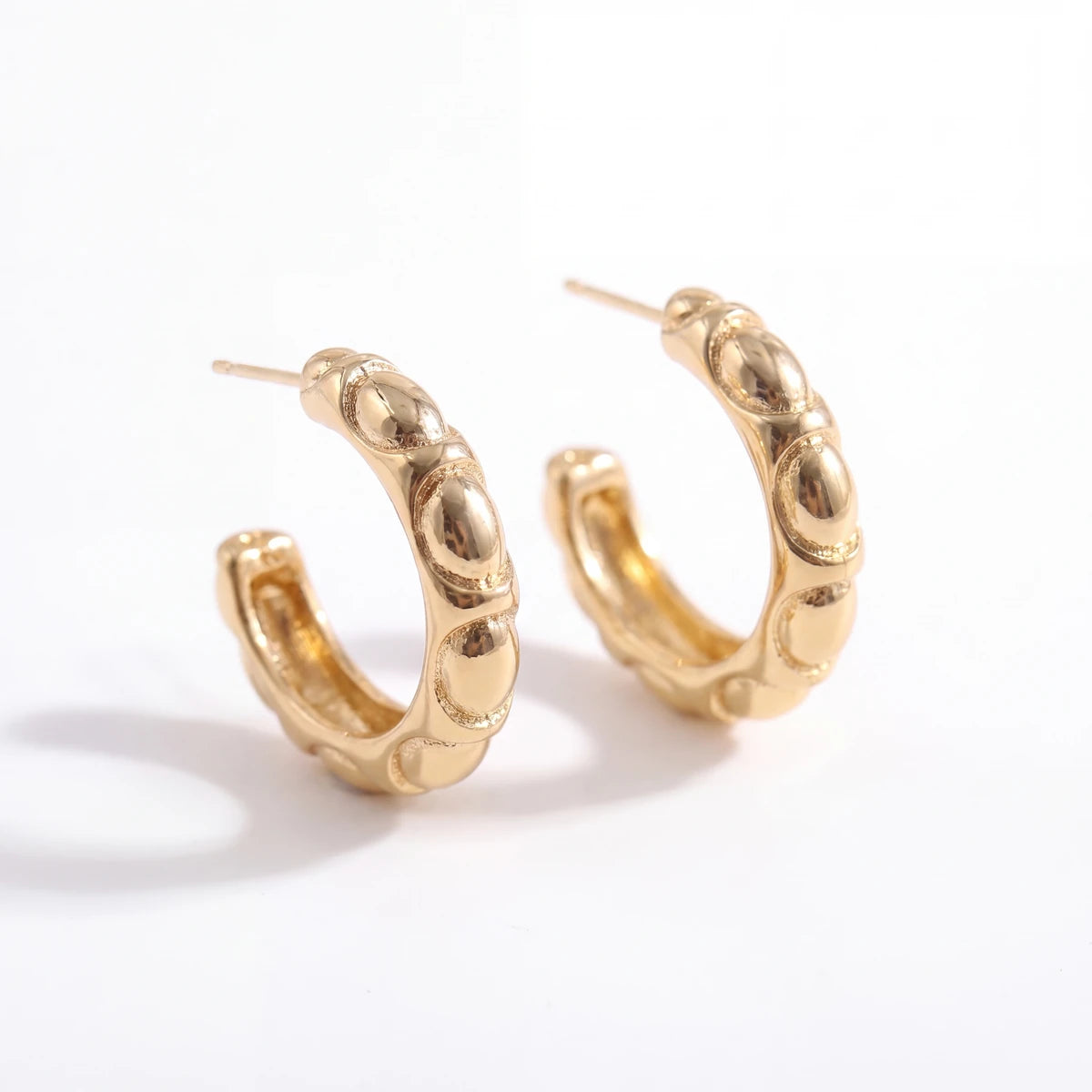 Perla textured hoop earrings for women, gold-tone - RANGREZ