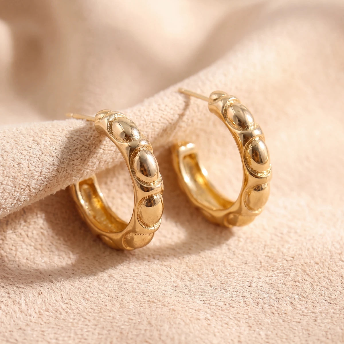 Perla textured hoop earrings for women, gold-tone - RANGREZ (view 2)
