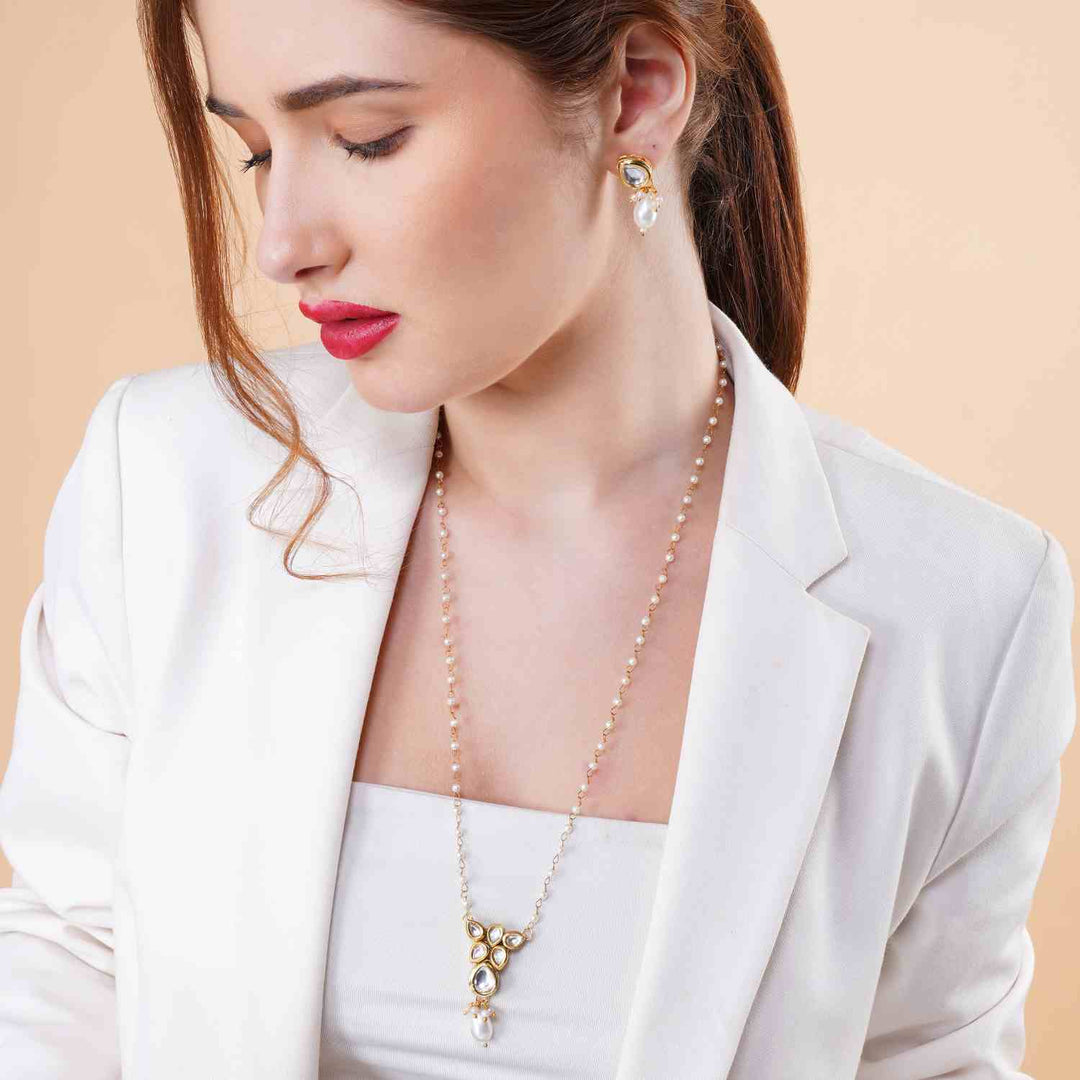 Aaliyah kundan pearl pendant necklace set with earrings Image