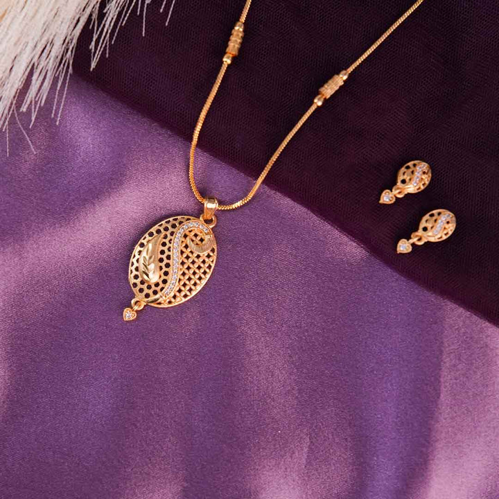 Everyday Glow – Pendant & Earrings Set with a Soft Sparkle