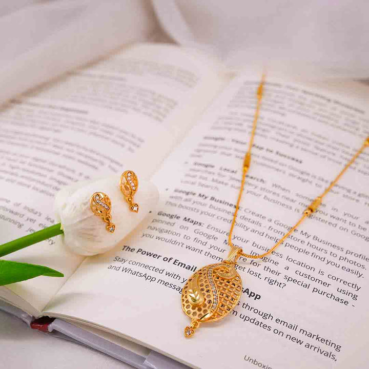 Everyday Glow – Pendant & Earrings Set with a Soft Sparkle