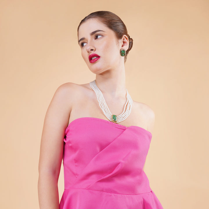 Elegant pearl necklace with emerald stones