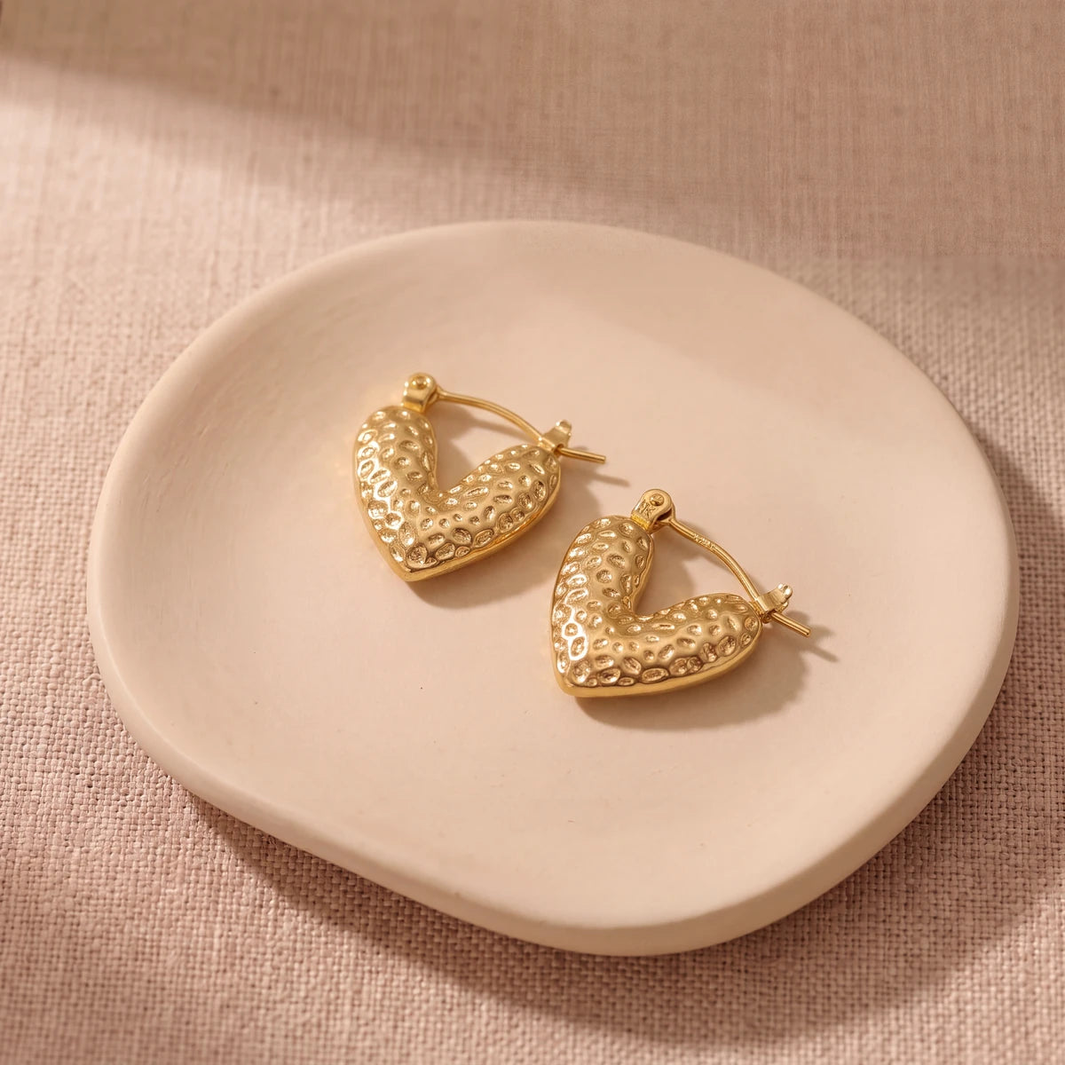 Amora heart hoop earrings for women, gold-tone - RANGREZ (view 3)