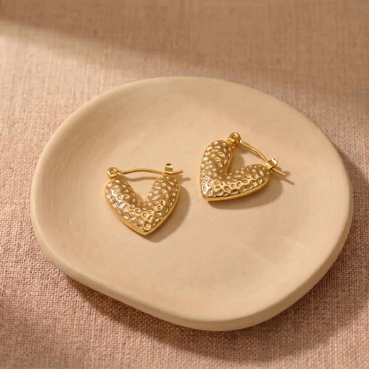 Amora heart hoop earrings for women, gold-tone - RANGREZ (view 4)