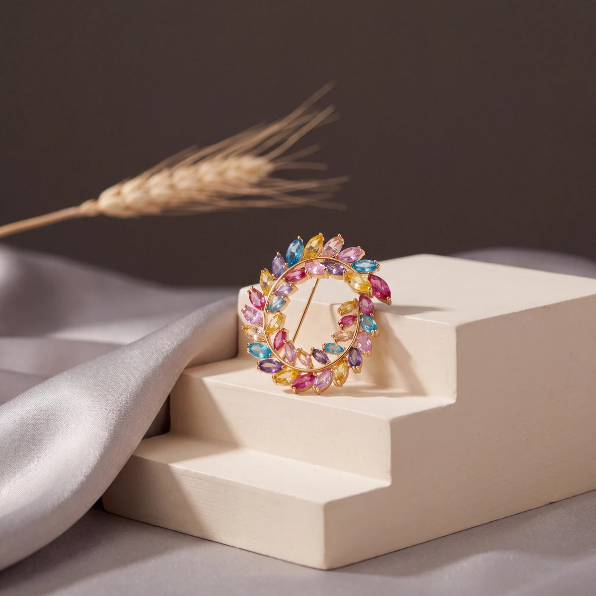 Carnival wreath brooch for women, gold-tone - RANGREZ (view 3)