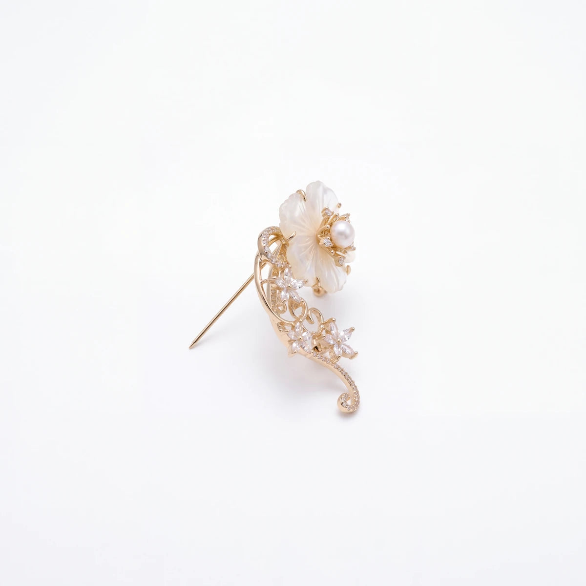 Noemi flower brooch for women, gold-tone - RANGREZ