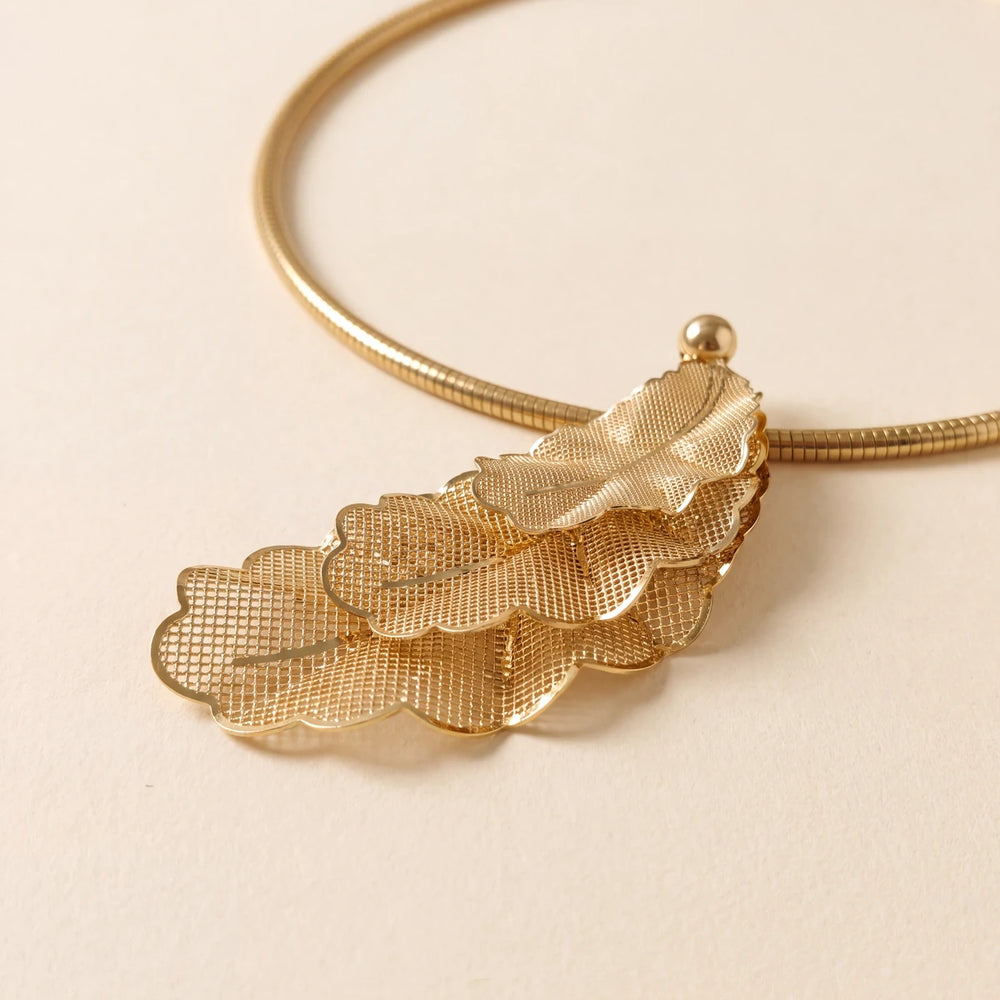 Folia leaf pendant necklace for women, gold-tone - RANGREZ (view 2)