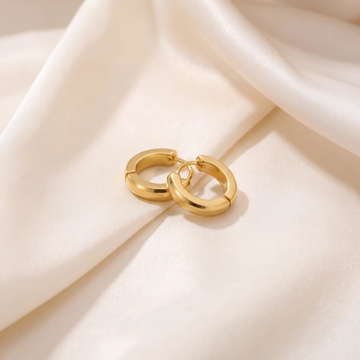 Kira thick huggie earrings for women, gold-tone - RANGREZ (view 5)