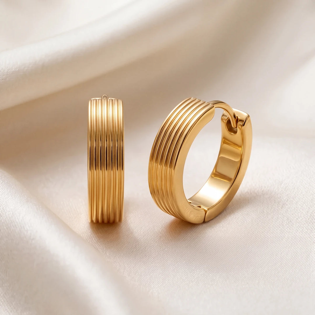 Linea ribbed huggie earrings for women, gold-tone - RANGREZ (view 2)