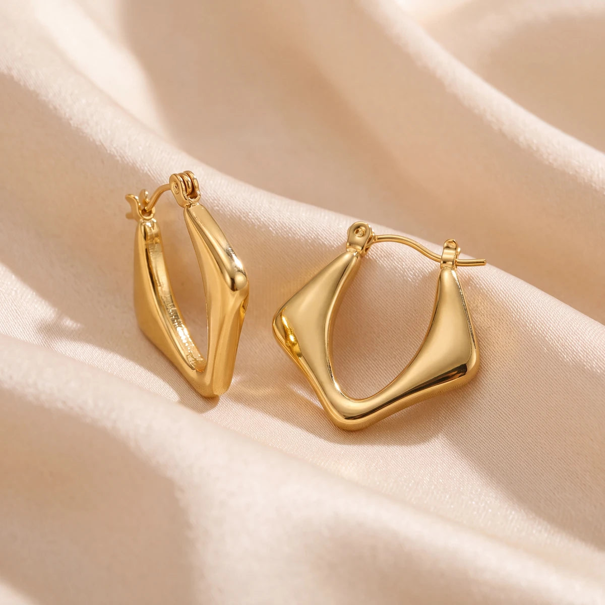Pentra geometric hoop earrings for women, gold-tone - RANGREZ (view 3)