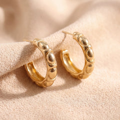 Perla textured hoop earrings for women, gold-tone - RANGREZ (view 2)