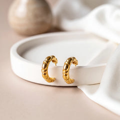Perla textured hoop earrings for women, gold-tone - RANGREZ (view 3)