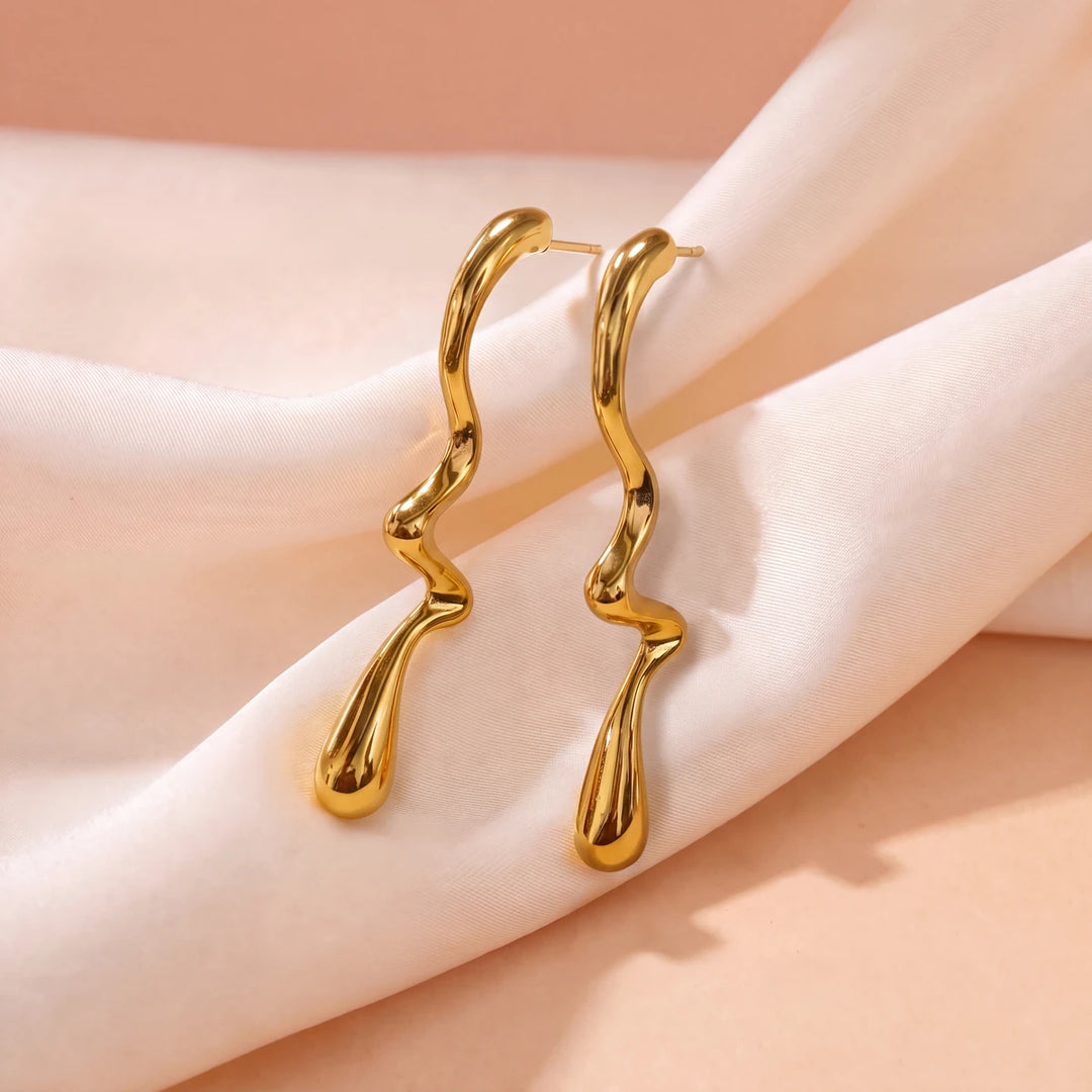 Rivera wavy drop earrings for women, gold-tone - RANGREZ (view 2)