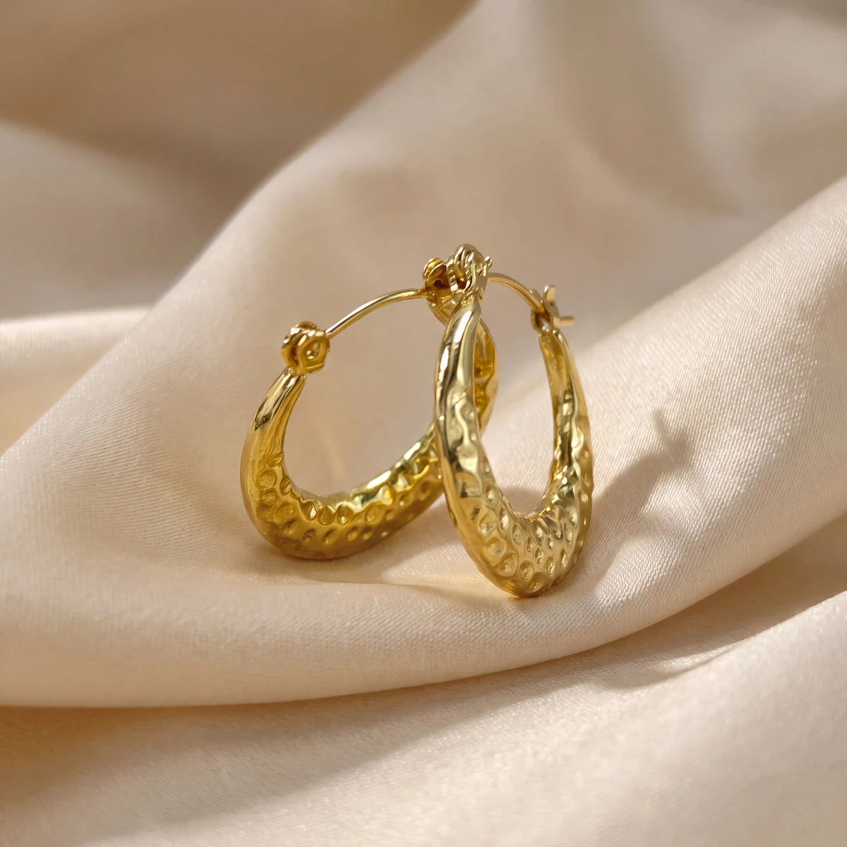 Terra hammered hoop earrings for women, gold-tone - RANGREZ (view 3)